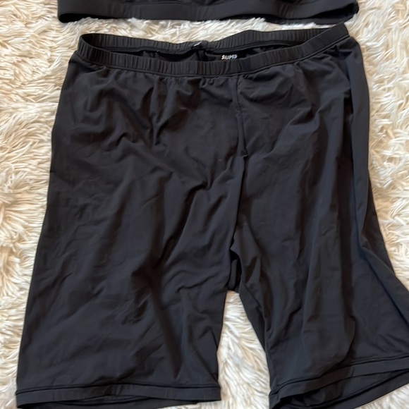 Skims scoop neck fit everybody shorts set large - Picture 2 of 5